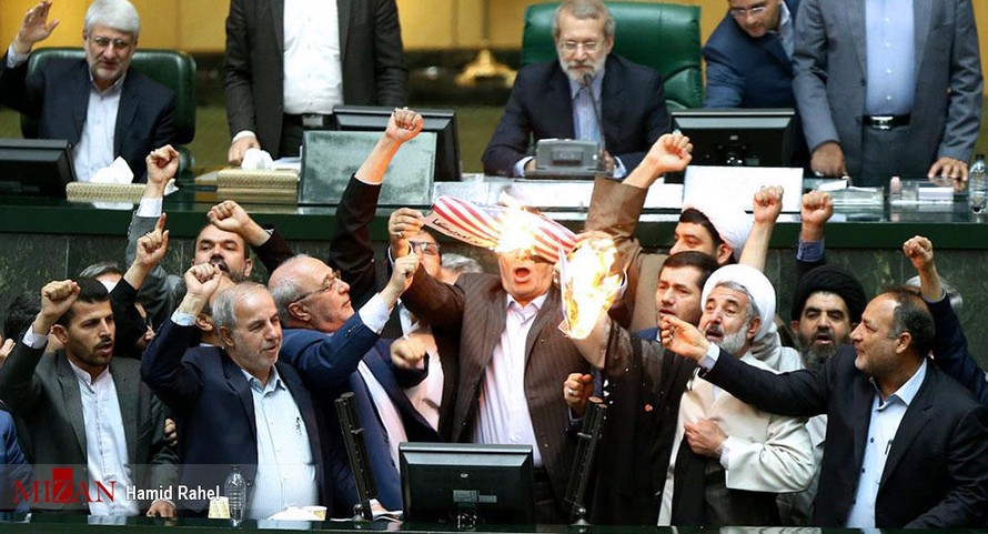 Nghị sĩ Iran đốt cờ Mỹ phản đối Tổng thống Trump