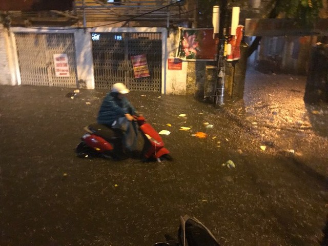 Đường phố Hà Nội 'hóa sông' trong cơn mưa đầu mùa