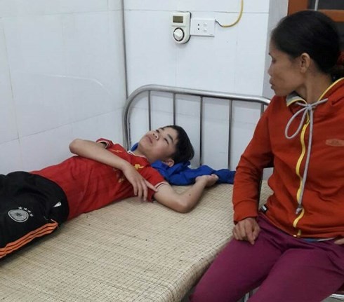 Nạn nhân Vi Văn Mạnh tại bệnh viện.