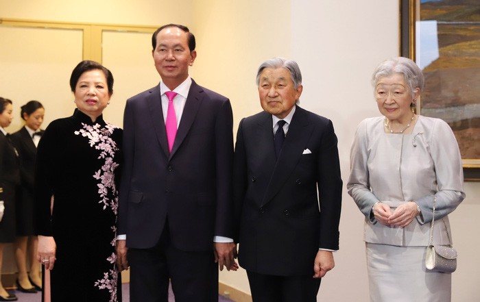 Chủ tịch nước Trần Đại Quang cùng phu nhân chụp ảnh với Nhật hoàng và Hoàng hậu Akihito. Ảnh: Tuổi Trẻ Online