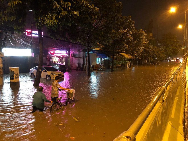 Người dân TP HCM lội nước sau cơn mưa lớn