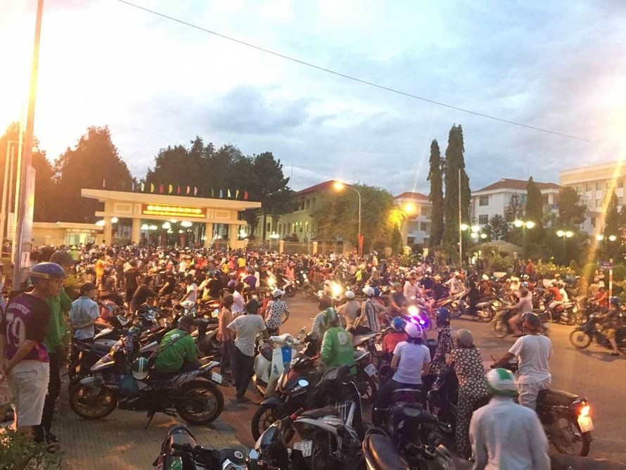 Đám đông quá khích đập phá trụ sở UBND tỉnh Bình Thuận