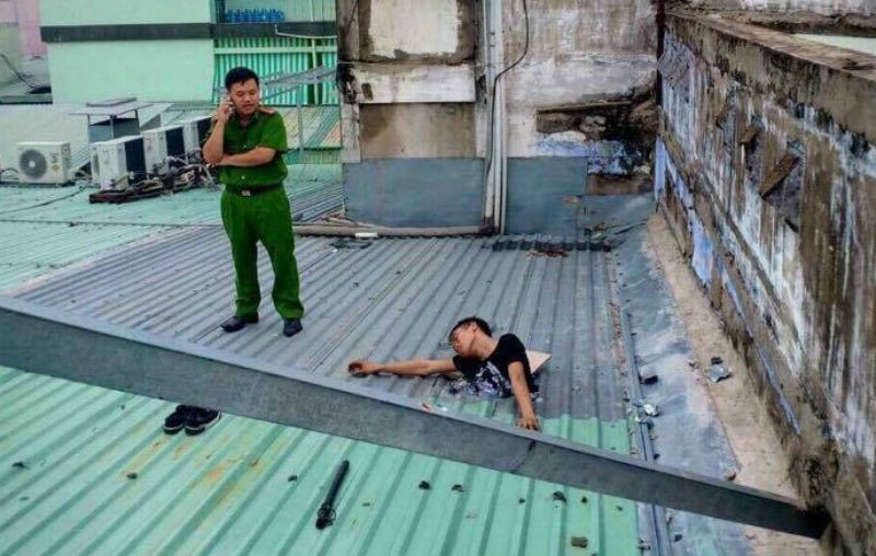 Đối tượng bị mắc kẹt trên mái tôn. Ảnh: VietNamNet