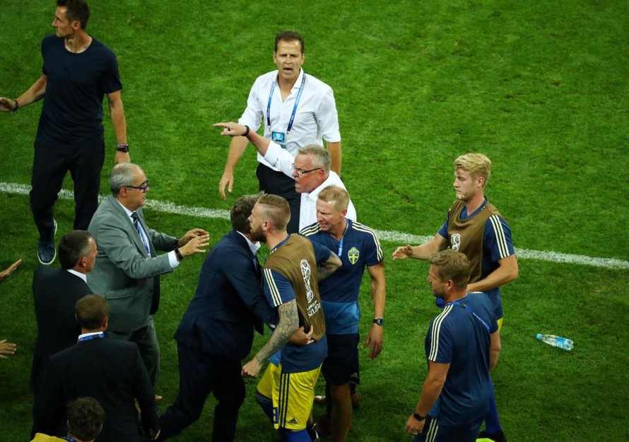 HLV Thụy Điển giải thích lý do trở nên nóng giận khi các cầu thủ Đức ăn mừng