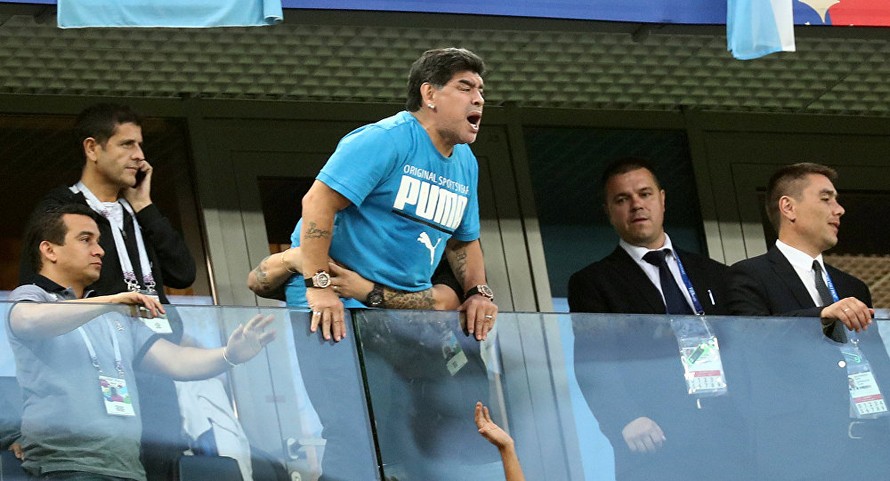 Huyền thoại Maradona bác tin nhập viện do ăn mừng quá đà