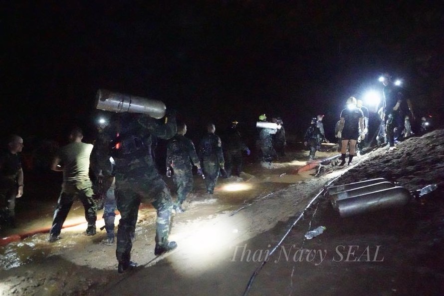 [ẢNH]: Đặc nhiệm SEAL làm việc cật lực trong hang Tham Luang