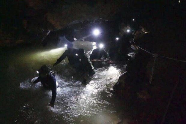 Cách các thợ lặn sẽ đưa đội bóng ra khỏi hang Tham Luang