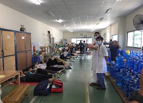 Hàng loạt công nhân ngất xiu tại nhà máy Yazaki. Ảnh: VOV