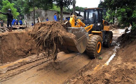 Huyện Văn Chấn (Yên Bái) đang nỗ lực thông tuyến giao thông sau mưa lũ. Ảnh: Báo Yên Bái