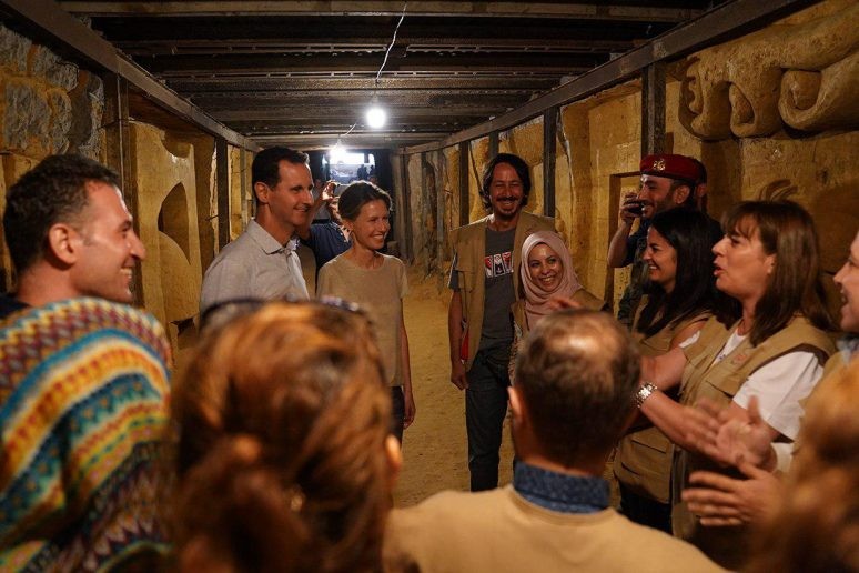Vợ chồng Tổng thống Assad tới thăm công trình nghệ thuật dưới hầm của phiến quân