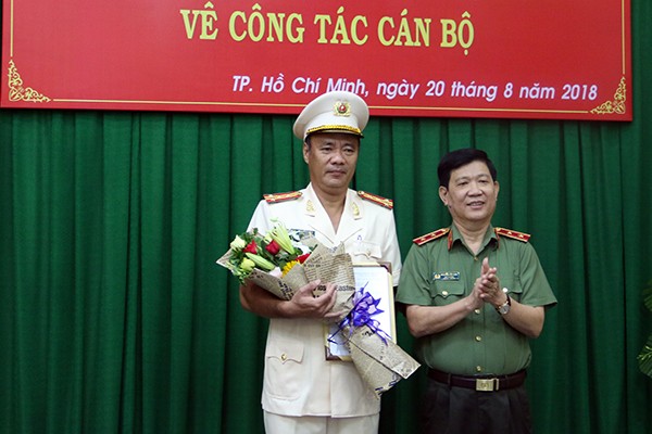 ÔNg Cao Đăng Hưng nhận quyết định bổ nhiệm. Ảnh: VGP