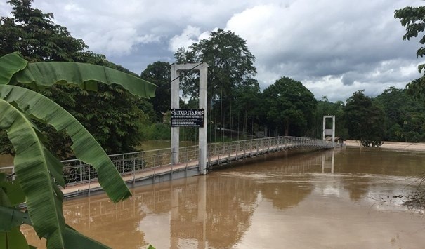 Cây cầu treo Cửa Rào 2 xã Xá Lượng, huyện Tương Dương đã bị ngập. Ảnh: Báo Nghệ An