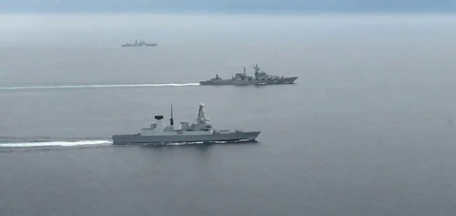 Tàu chiến Anh và Nga rượt đuổi trên bờ biển Địa Trung Hải