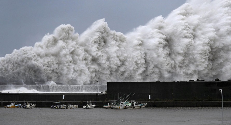 Nhật Bản: Tàu chở dầu đâm vào cầu, sân bay Osaka ngập lụt nặng do ảnh hưởng của bão Jebi