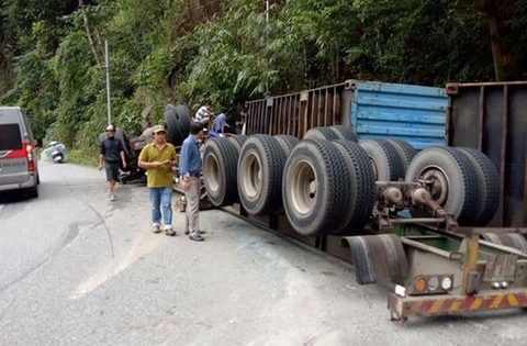 Người dân giải cứu tài xế container đâm vào vách núi đèo Bảo Lộc
