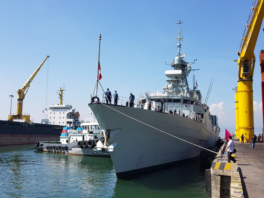 Tàu Hải quân Hoàng gia Canada (HMCS) Calgary cập cảng Tiên Sa. Ảnh: VGP