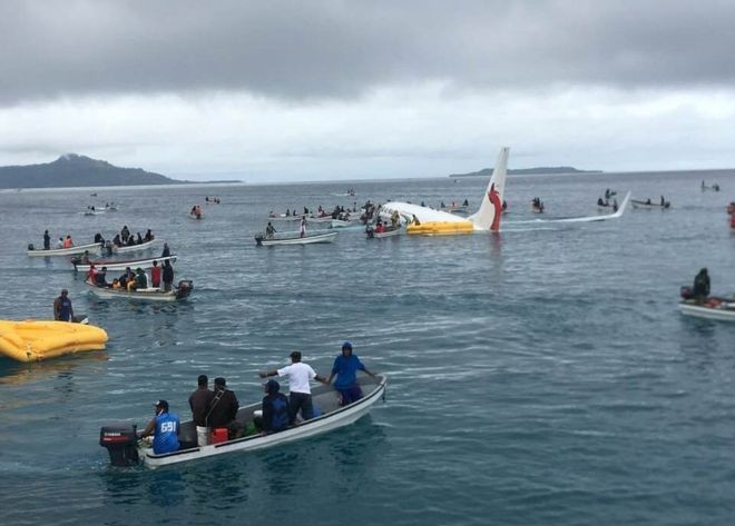 Máy bay trượt khỏi đường băng: Người dân chèo thuyền đến giải cứu các nạn nhân