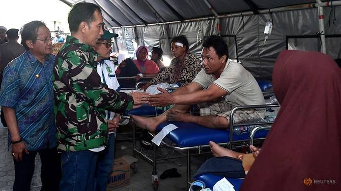 Tổng thống Joko Widodo đi thăm hỏi các nạn nhân của vụ động đất và sóng thần trên đảo Sulawesi. Ảnh: Reuters