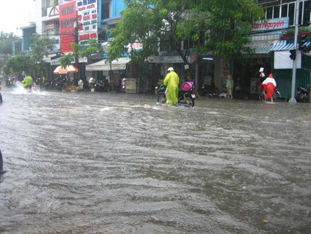 Bắc Bộ ngày nắng hanh, Nam Trung Bộ có mưa to trong ngày