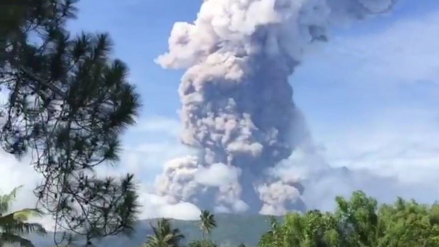 Đảo Sulawesi hứng chịu núi lửa phun trào sau thảm họa động đất và sóng thần