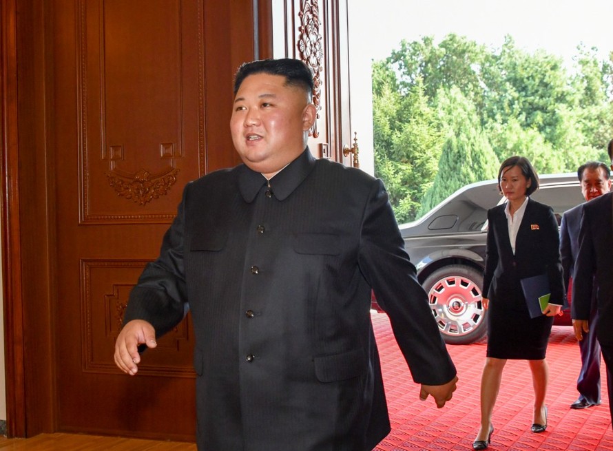 Cận cảnh nhà lãnh đạo Triều Tiên bước ra từ siêu xe Rolls Royce Phantom 