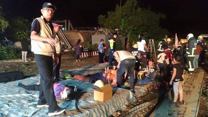 Các nạn nhân được sơ cứu ngay tại hiện trường. Ảnh: Channel NewsAsia
