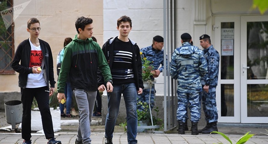 Một tuần sau vụ thảm sát tại Crimea, sinh viên trường cao đẳng Kerch đi học trở lại