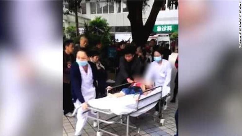 Một nạn nhân được đưa tới bệnh viện sau khi bị tấn công bằng dao. Ảnh: CNN