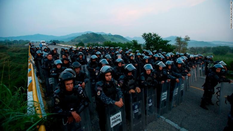 Bạo lực bùng phát, chính phủ Mexico thỏa hiệp với đoàn người di cư