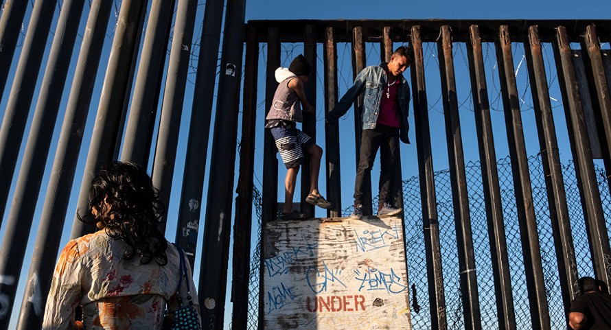 Di dân Trung Mỹ vượt tường rào, áp sát biên giới nước Mỹ