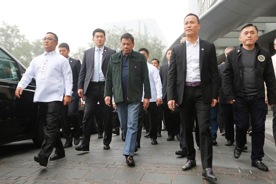 Doanh nhân Michael Yang (bên phải Tổng thống Duterte) - hiện đang là cố vấn kinh tế trong chính phủ Philippines. Ảnh: SCMP