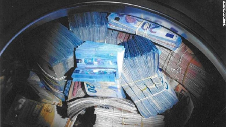 Hà Lan: Bắt giữ người đàn ông cất giữ 400.000 USD trong máy giặt