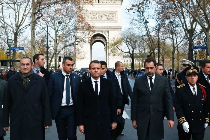 Tổng thống Pháp thị sát 'chiến trường' Paris giữa tâm điểm của làn sóng bạo động
