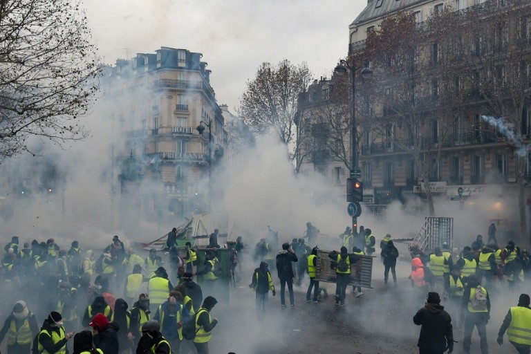 Người biểu tình cướp súng cảnh sát, đường phố Paris trở thành chiến trường