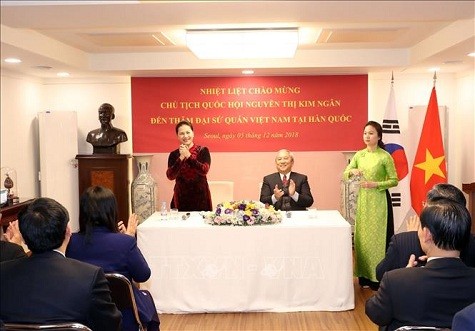 Chủ tịch Quốc hội thăm Đại sứ quán Việt Nam tại Hàn Quốc