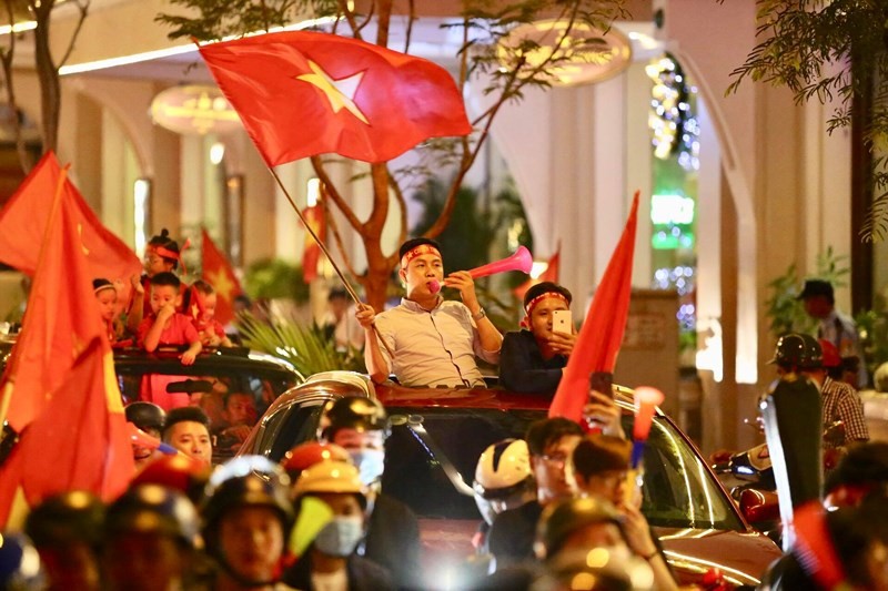 Người dân TP HCM vui vẻ ăn mừng sau trận đấu giữa đội tuyển Malaysia và đội tuyển Việt Nam. Ảnh: PLO