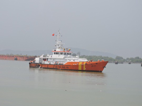Tàu SAR 413 đang trực tiếp chỉ đạo tại hiện trường tìm kiếm 3 ngư dân mất tích