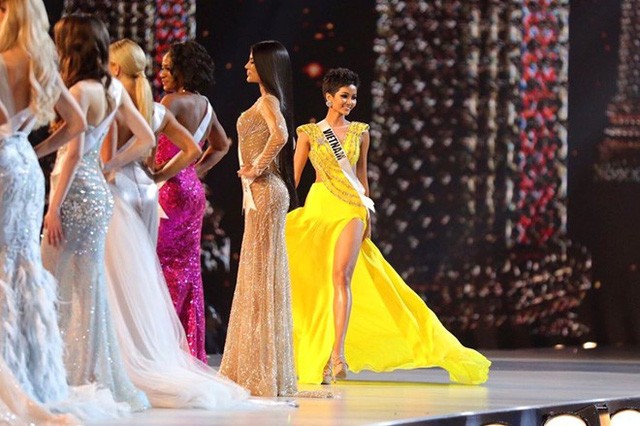 Màn hất váy khoe đùi của H'hen Niê trong đêm bán kết Miss Universe khiến fan phát sốt