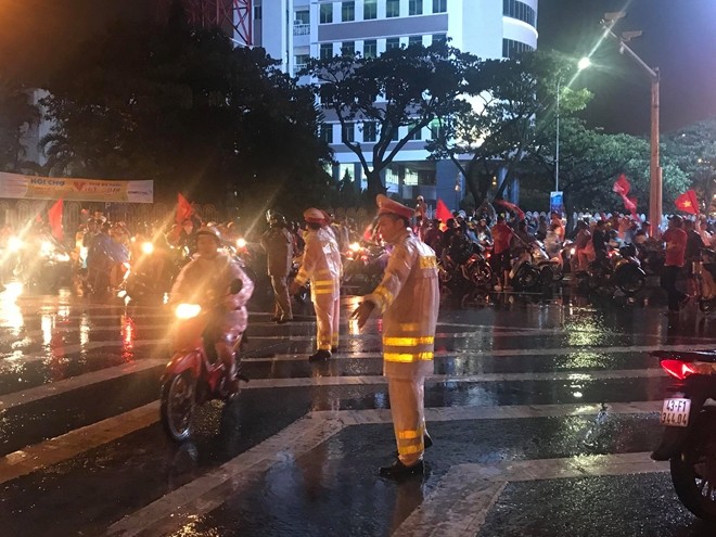 CSGT Đà Nẵng đội mưa đảm bảo ANTT trong đêm mừng “Việt Nam vô địch“