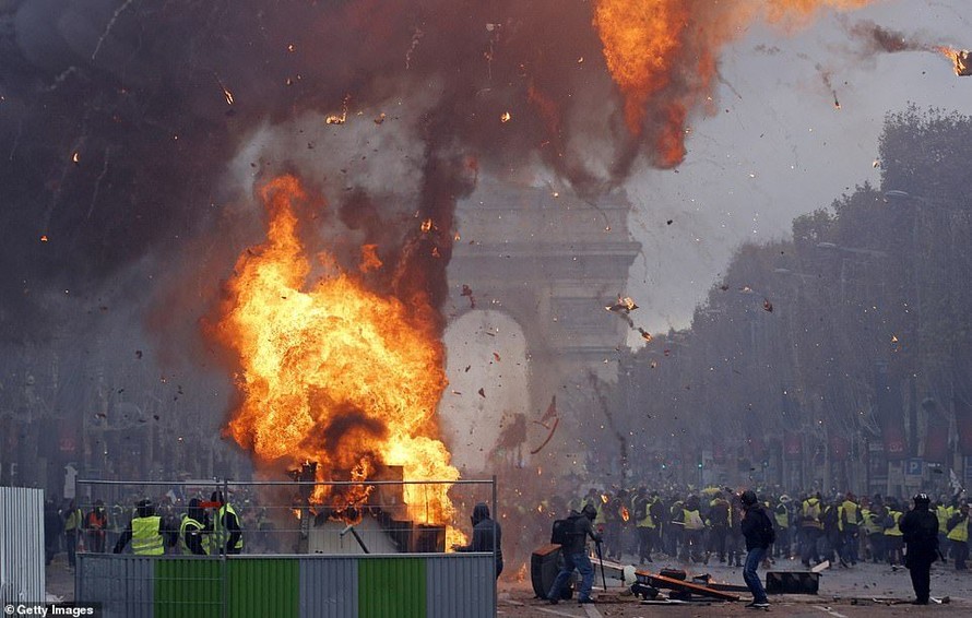 Pháp: Người biểu tình chiếm đóng, thiêu rụi các trạm soát vé trên cao tốc