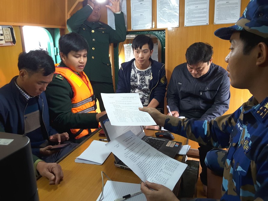 Lực lượng Cảnh sát biển bàn giao người và tàu cá bị sự cố cho Bộ đội Biên phòng Quảng Bình. Ảnh: TTXVN
