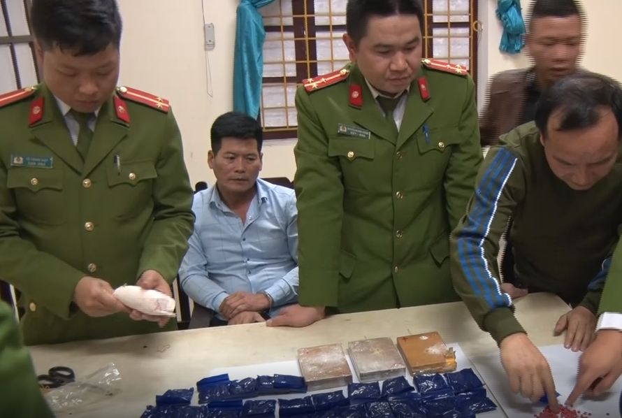 Nghệ An: Bắt giữ hai đối tượng tàng 3 bánh heroin và hàng nghìn viên ma túy tổng hợp