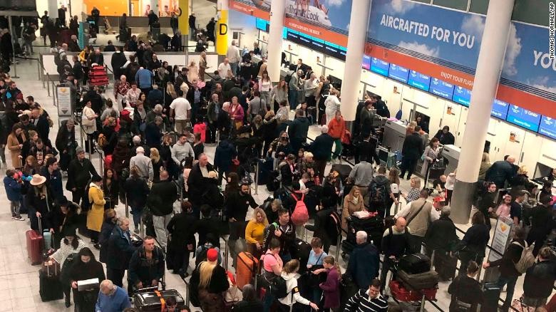 Anh: Sân bay Gatwick hỗn loạn trước sự xuất hiện của máy bay không người lái