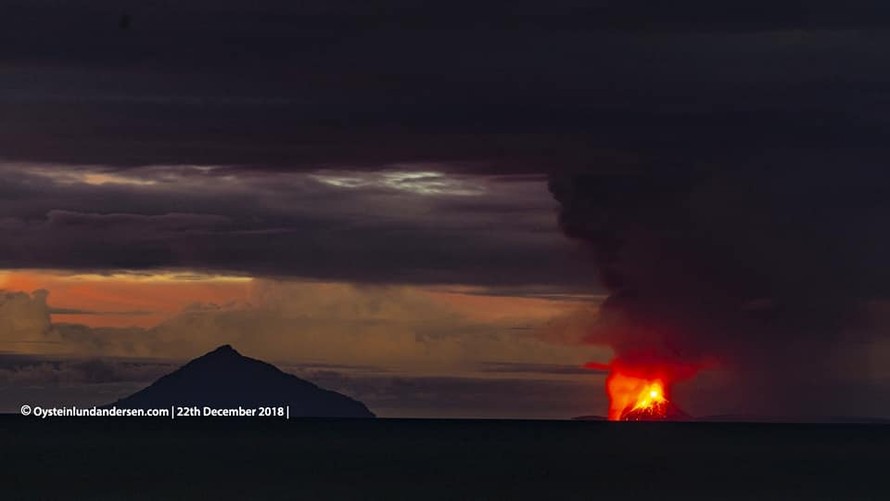 Nhiếp ảnh gia Oystein Lund Andersen chụp lại cảnh núi lửa Anak Krakatao phun trào.
