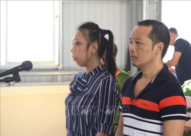 Hai bị cáo Phạm Lê Hoàng Uyển và Võ Hoàng Hà tại tòa. Ảnh: TTXVN 