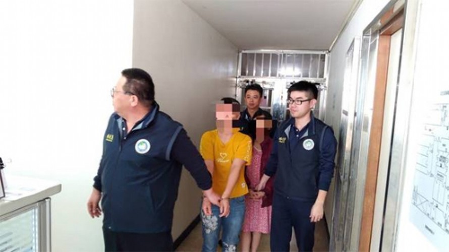 Cảnh sát Đài Loan đang tạm giữ một số người Việt để điều tra. Ảnh: Apple Daily