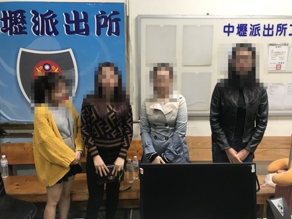 Bốn phụ nữ Việt Nam đầu thú tại cơ quan an ninh Đài Loan bắt giữ. Ảnh: Taiwan News