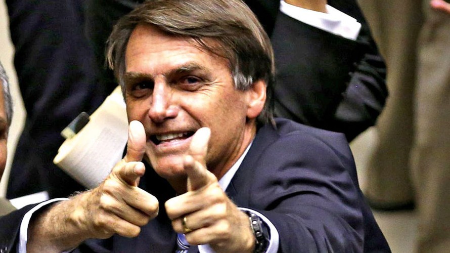 Tân Tổng thống Brazil ra dấu với các cử tri ủng hộ mình trong buổi lễ nhậm chức. Ảnh: Twitter