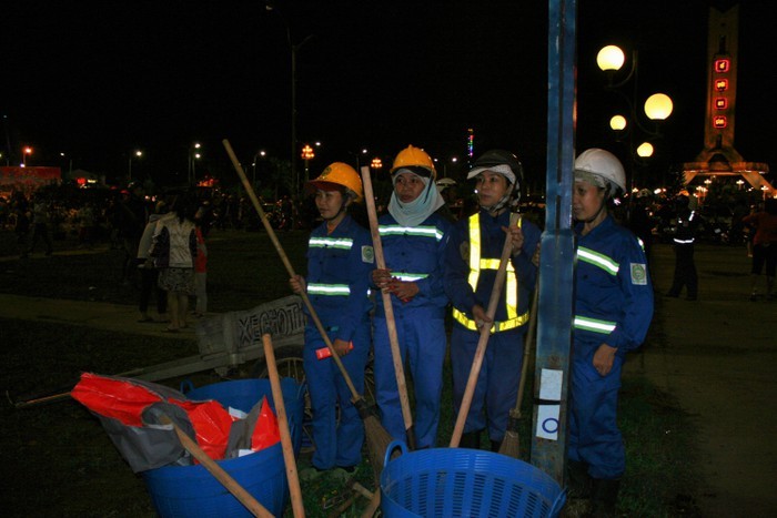 Đà Nẵng hỗ trợ tiền tết cho công nhân quét rác