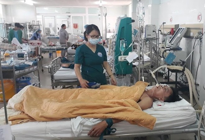 Bệnh nhân Nguyễn Văn Nhật được truyền gần 5 lít bia để giải ngộ độc rượu. Ảnh: Zing